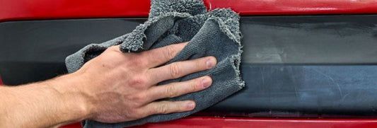 Comment redonner vie aux plastiques extérieurs de votre voiture
